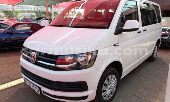 Buy Used Volkswagen Caravelle White Car in Beitbridge in Matabeleland South Buy Used Volkswagen Caravelle White Car in Beitbridge in Matabeleland South