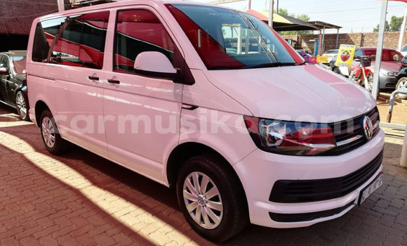 Buy Used Volkswagen Caravelle White Car in Beitbridge in Matabeleland South Buy Used Volkswagen Caravelle White Car in Beitbridge in Matabeleland South
