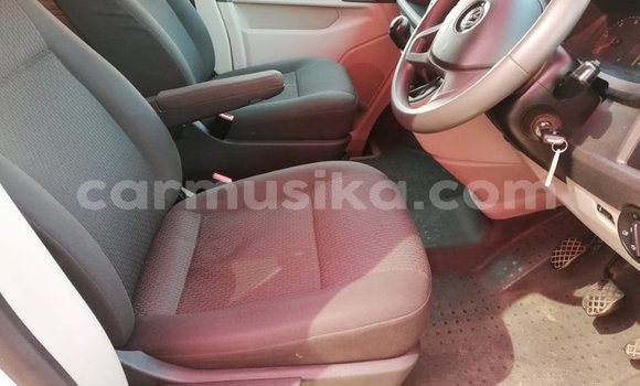 Buy Used Volkswagen Caravelle White Car in Beitbridge in Matabeleland South Buy Used Volkswagen Caravelle White Car in Beitbridge in Matabeleland South