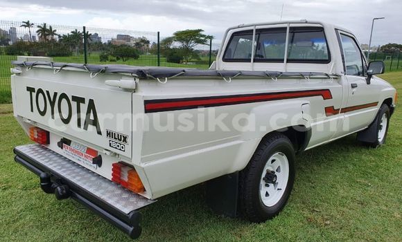 Buy Used Toyota Hilux White Car in Beitbridge in Matabeleland South Buy Used Toyota Hilux White Car in Beitbridge in Matabeleland South