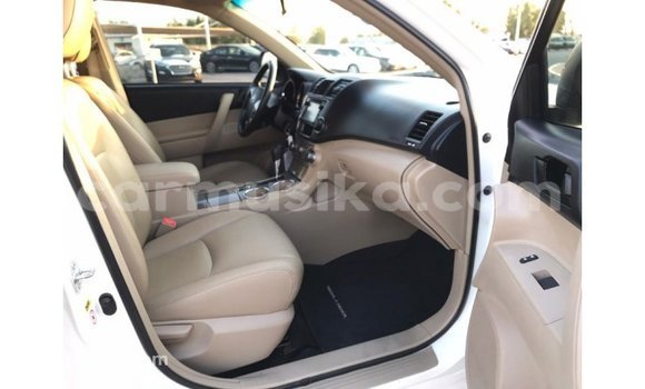 Tenga Imported Toyota Highlander Chena Mota in Import - Dubai in Harare Tenga Imported Toyota Highlander Chena Mota in Import - Dubai in Harare