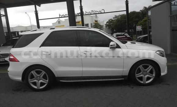 Nunua Ilio tumika Mercedes‒Benz M–Class Nyeupe Gari ndani ya Beitbridge nchini Matabeleland Kusini Nunua Ilio tumika Mercedes‒Benz M–Class Nyeupe Gari ndani ya Beitbridge nchini Matabeleland Kusini