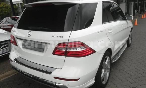 Nunua Ilio tumika Mercedes‒Benz M–Class Nyeupe Gari ndani ya Beitbridge nchini Matabeleland Kusini Nunua Ilio tumika Mercedes‒Benz M–Class Nyeupe Gari ndani ya Beitbridge nchini Matabeleland Kusini