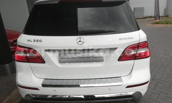 Nunua Ilio tumika Mercedes‒Benz M–Class Nyeupe Gari ndani ya Beitbridge nchini Matabeleland Kusini Nunua Ilio tumika Mercedes‒Benz M–Class Nyeupe Gari ndani ya Beitbridge nchini Matabeleland Kusini