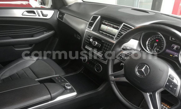 Nunua Ilio tumika Mercedes‒Benz M–Class Nyeupe Gari ndani ya Beitbridge nchini Matabeleland Kusini Nunua Ilio tumika Mercedes‒Benz M–Class Nyeupe Gari ndani ya Beitbridge nchini Matabeleland Kusini