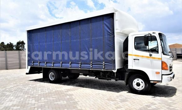 Acheter Occasion Utilitaire Hino 300 Series Blanc à Beitbridge, Matabeleland South Acheter Occasion Utilitaire Hino 300 Series Blanc à Beitbridge, Matabeleland South