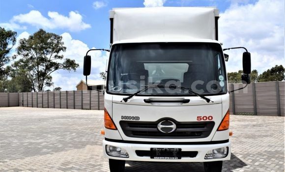 Acheter Occasion Utilitaire Hino 300 Series Blanc à Beitbridge, Matabeleland South Acheter Occasion Utilitaire Hino 300 Series Blanc à Beitbridge, Matabeleland South