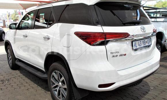 Acheter Occasion Voiture Toyota Fortuner Blanc à Beitbridge, Matabeleland South Acheter Occasion Voiture Toyota Fortuner Blanc à Beitbridge, Matabeleland South