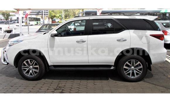 Acheter Occasion Voiture Toyota Fortuner Blanc à Beitbridge, Matabeleland South Acheter Occasion Voiture Toyota Fortuner Blanc à Beitbridge, Matabeleland South