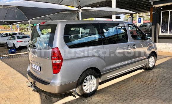 Nunua Ilio tumika Hyundai H1 Fedha Gari ndani ya Beitbridge nchini Matabeleland Kusini Nunua Ilio tumika Hyundai H1 Fedha Gari ndani ya Beitbridge nchini Matabeleland Kusini