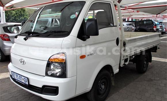Buy Used Hyundai H1 White Car in Beitbridge in Matabeleland South Buy Used Hyundai H1 White Car in Beitbridge in Matabeleland South
