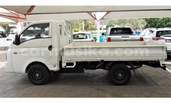 Buy Used Hyundai H1 White Car in Beitbridge in Matabeleland South Buy Used Hyundai H1 White Car in Beitbridge in Matabeleland South