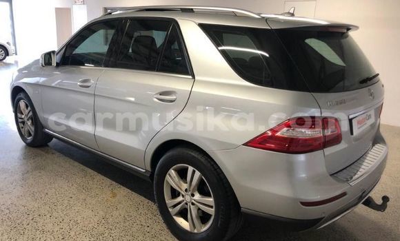 Nunua Ilio tumika Mercedes‒Benz M–Class Fedha Gari ndani ya Beitbridge nchini Matabeleland Kusini Nunua Ilio tumika Mercedes‒Benz M–Class Fedha Gari ndani ya Beitbridge nchini Matabeleland Kusini