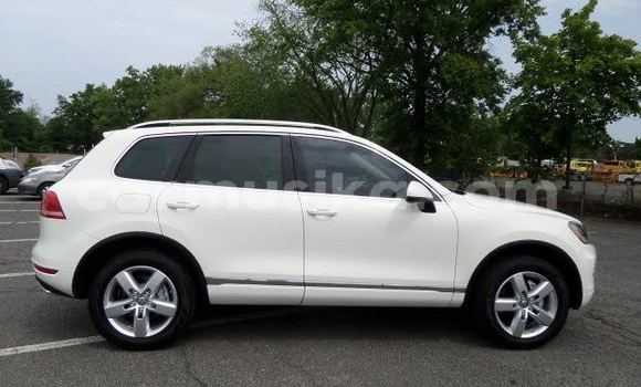 Nunua Ilio tumika Volkswagen Touareg Nyeupe Gari ndani ya Harare nchini Harare Nunua Ilio tumika Volkswagen Touareg Nyeupe Gari ndani ya Harare nchini Harare