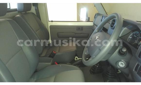 Nunua Ilio tumika Toyota Land Cruiser Nyeupe Gari ndani ya Bulawayo nchini Bulawayo Nunua Ilio tumika Toyota Land Cruiser Nyeupe Gari ndani ya Bulawayo nchini Bulawayo