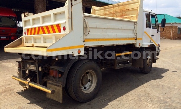 Nunua Ilio tumika Nissan UD Nyeupe Lori ndani ya Beitbridge nchini Matabeleland Kusini Nunua Ilio tumika Nissan UD Nyeupe Lori ndani ya Beitbridge nchini Matabeleland Kusini