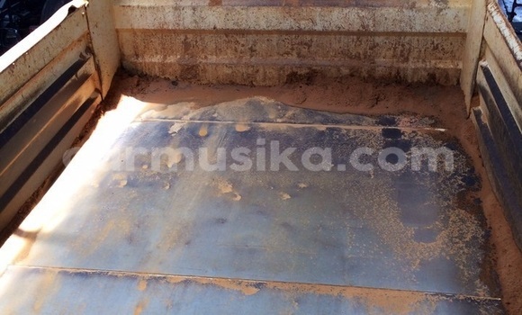 Nunua Ilio tumika Nissan UD Nyeupe Lori ndani ya Beitbridge nchini Matabeleland Kusini Nunua Ilio tumika Nissan UD Nyeupe Lori ndani ya Beitbridge nchini Matabeleland Kusini