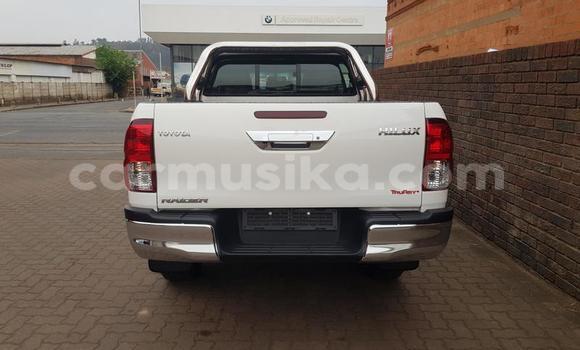 Tenga Tsaru Toyota Hilux Zvimwe Mota in Beitbridge in Matabeleland South Tenga Tsaru Toyota Hilux Zvimwe Mota in Beitbridge in Matabeleland South