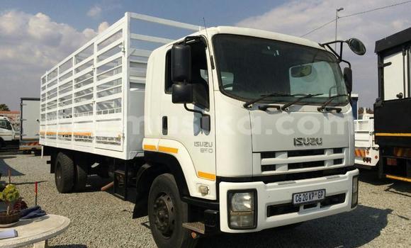 Nunua Ilio tumika Isuzu FTR 850 Nyeupe Lori ndani ya Beitbridge nchini Matabeleland Kusini Nunua Ilio tumika Isuzu FTR 850 Nyeupe Lori ndani ya Beitbridge nchini Matabeleland Kusini