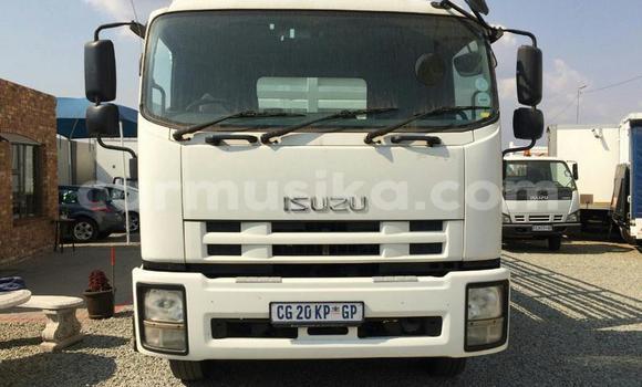 Nunua Ilio tumika Isuzu FTR 850 Nyeupe Lori ndani ya Beitbridge nchini Matabeleland Kusini Nunua Ilio tumika Isuzu FTR 850 Nyeupe Lori ndani ya Beitbridge nchini Matabeleland Kusini