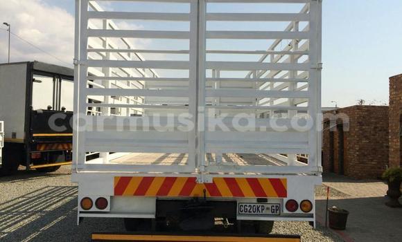 Nunua Ilio tumika Isuzu FTR 850 Nyeupe Lori ndani ya Beitbridge nchini Matabeleland Kusini Nunua Ilio tumika Isuzu FTR 850 Nyeupe Lori ndani ya Beitbridge nchini Matabeleland Kusini