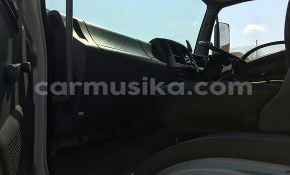 Nunua Ilio tumika Isuzu FTR 850 Nyeupe Lori ndani ya Beitbridge nchini Matabeleland Kusini Nunua Ilio tumika Isuzu FTR 850 Nyeupe Lori ndani ya Beitbridge nchini Matabeleland Kusini