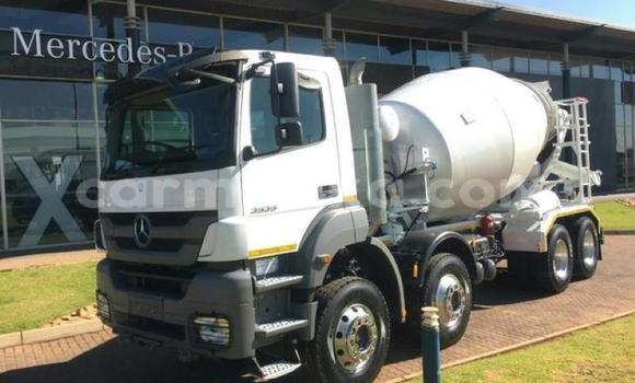 Nunua Ilio tumika Mercedes‒Benz Truck Nyeupe Lori ndani ya Beitbridge nchini Matabeleland Kusini
