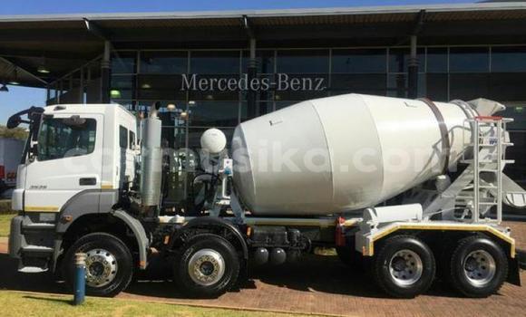 Acheter Occasion Utilitaire Mercedes‒Benz Truck Blanc à Beitbridge, Matabeleland South Acheter Occasion Utilitaire Mercedes‒Benz Truck Blanc à Beitbridge, Matabeleland South