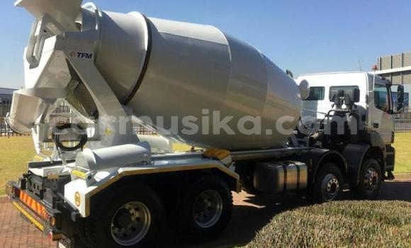 Acheter Occasion Utilitaire Mercedes‒Benz Truck Blanc à Beitbridge, Matabeleland South Acheter Occasion Utilitaire Mercedes‒Benz Truck Blanc à Beitbridge, Matabeleland South