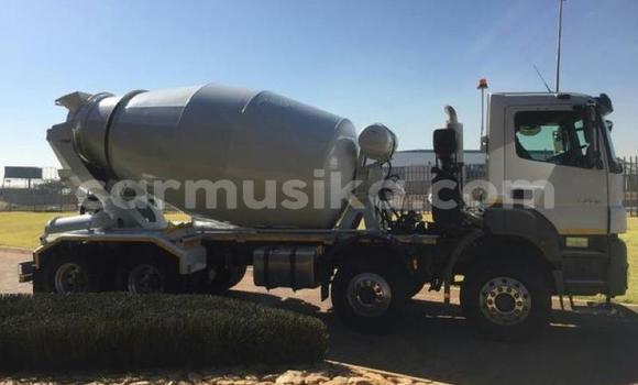 Acheter Occasion Utilitaire Mercedes‒Benz Truck Blanc à Beitbridge, Matabeleland South Acheter Occasion Utilitaire Mercedes‒Benz Truck Blanc à Beitbridge, Matabeleland South