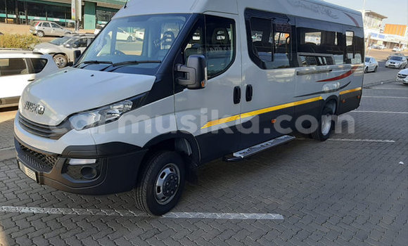 Nunua Ilio tumika IVECO Massif Nyeupe Gari ndani ya Beitbridge nchini Matabeleland Kusini