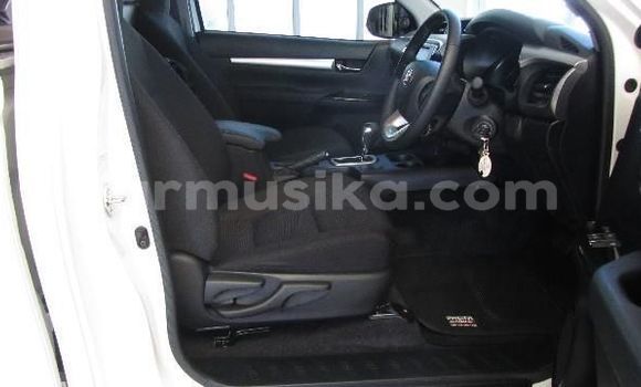 Tenga Tsaru Toyota Hilux Chena Mota in Beitbridge in Matabeleland South Tenga Tsaru Toyota Hilux Chena Mota in Beitbridge in Matabeleland South