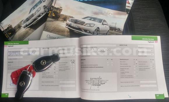 Nunua Ilio tumika Mercedes‒Benz C-klasse Fedha Gari ndani ya Belvedere nchini Harare Nunua Ilio tumika Mercedes‒Benz C-klasse Fedha Gari ndani ya Belvedere nchini Harare