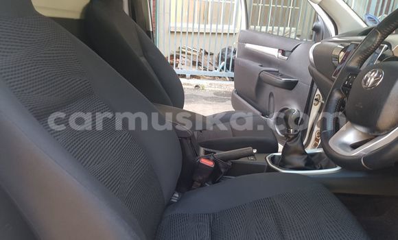 Buy Used Toyota Hilux White Car in Beitbridge in Matabeleland South Buy Used Toyota Hilux White Car in Beitbridge in Matabeleland South