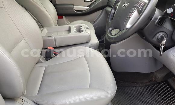 Acheter Occasion Voiture Hyundai H1 Blanc à Beitbridge, Matabeleland South Acheter Occasion Voiture Hyundai H1 Blanc à Beitbridge, Matabeleland South