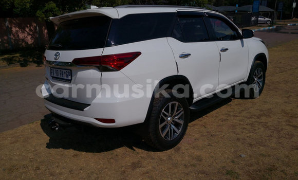 Acheter Occasion Voiture Toyota Fortuner Blanc à Beitbridge, Matabeleland South Acheter Occasion Voiture Toyota Fortuner Blanc à Beitbridge, Matabeleland South