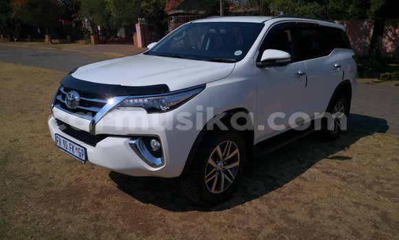 Acheter Occasion Voiture Toyota Fortuner Blanc à Beitbridge, Matabeleland South Acheter Occasion Voiture Toyota Fortuner Blanc à Beitbridge, Matabeleland South