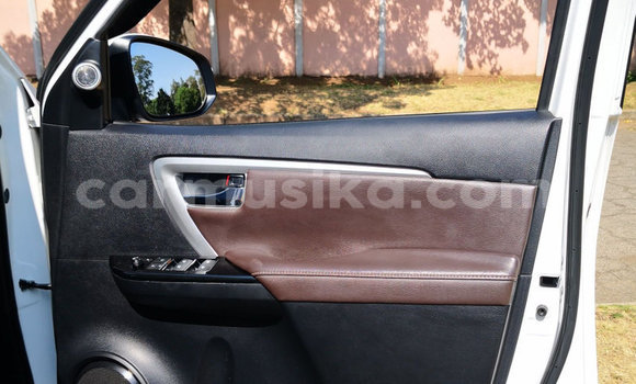 Acheter Occasion Voiture Toyota Fortuner Blanc à Beitbridge, Matabeleland South Acheter Occasion Voiture Toyota Fortuner Blanc à Beitbridge, Matabeleland South