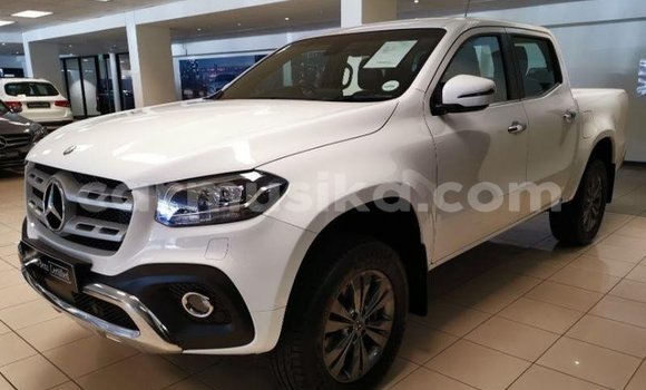 Tenga Tsaru Mercedes‒Benz 250 Chena Mota in Beitbridge in Matabeleland South Tenga Tsaru Mercedes‒Benz 250 Chena Mota in Beitbridge in Matabeleland South