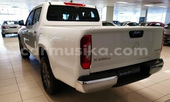 Tenga Tsaru Mercedes‒Benz 250 Chena Mota in Beitbridge in Matabeleland South Tenga Tsaru Mercedes‒Benz 250 Chena Mota in Beitbridge in Matabeleland South