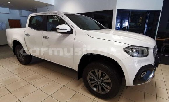 Tenga Tsaru Mercedes‒Benz 250 Chena Mota in Beitbridge in Matabeleland South Tenga Tsaru Mercedes‒Benz 250 Chena Mota in Beitbridge in Matabeleland South