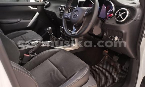 Tenga Tsaru Mercedes‒Benz 250 Chena Mota in Beitbridge in Matabeleland South Tenga Tsaru Mercedes‒Benz 250 Chena Mota in Beitbridge in Matabeleland South