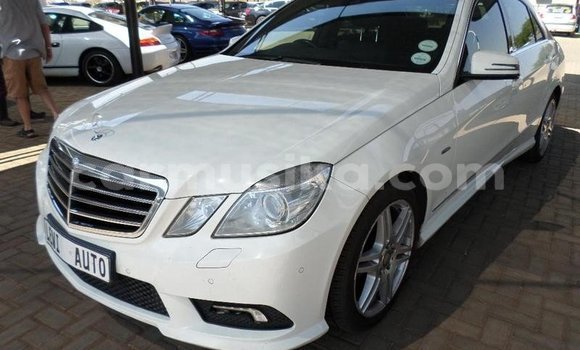 Nunua Ilio tumika Mercedes‒Benz E–Class Nyeupe Gari ndani ya Beitbridge nchini Matabeleland Kusini Nunua Ilio tumika Mercedes‒Benz E–Class Nyeupe Gari ndani ya Beitbridge nchini Matabeleland Kusini