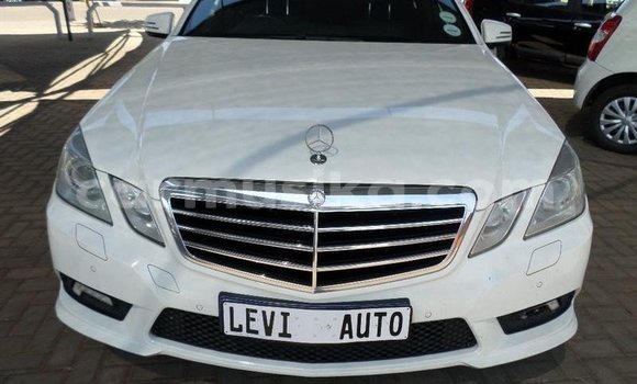 Nunua Ilio tumika Mercedes‒Benz E–Class Nyeupe Gari ndani ya Beitbridge nchini Matabeleland Kusini Nunua Ilio tumika Mercedes‒Benz E–Class Nyeupe Gari ndani ya Beitbridge nchini Matabeleland Kusini