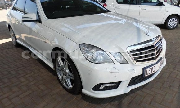 Nunua Ilio tumika Mercedes‒Benz E–Class Nyeupe Gari ndani ya Beitbridge nchini Matabeleland Kusini Nunua Ilio tumika Mercedes‒Benz E–Class Nyeupe Gari ndani ya Beitbridge nchini Matabeleland Kusini