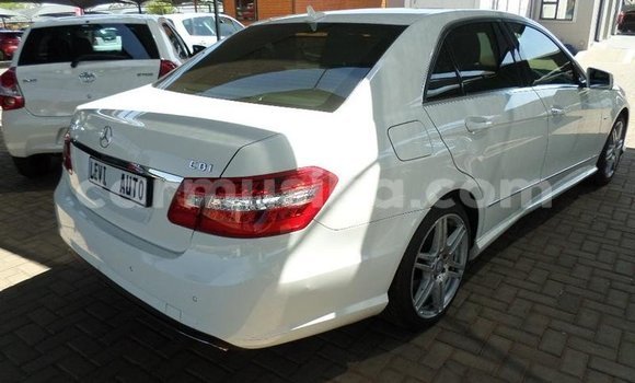 Nunua Ilio tumika Mercedes‒Benz E–Class Nyeupe Gari ndani ya Beitbridge nchini Matabeleland Kusini Nunua Ilio tumika Mercedes‒Benz E–Class Nyeupe Gari ndani ya Beitbridge nchini Matabeleland Kusini
