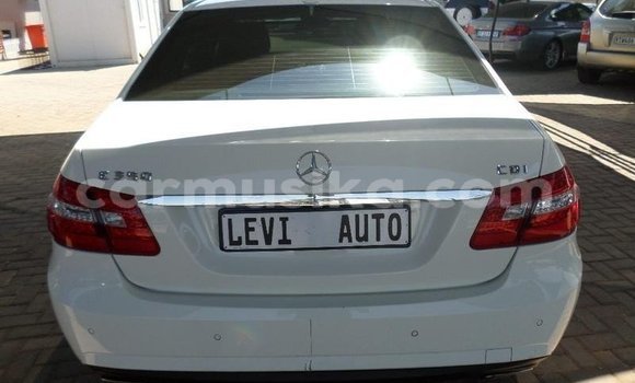 Nunua Ilio tumika Mercedes‒Benz E–Class Nyeupe Gari ndani ya Beitbridge nchini Matabeleland Kusini Nunua Ilio tumika Mercedes‒Benz E–Class Nyeupe Gari ndani ya Beitbridge nchini Matabeleland Kusini