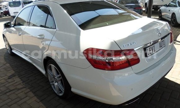 Nunua Ilio tumika Mercedes‒Benz E–Class Nyeupe Gari ndani ya Beitbridge nchini Matabeleland Kusini Nunua Ilio tumika Mercedes‒Benz E–Class Nyeupe Gari ndani ya Beitbridge nchini Matabeleland Kusini
