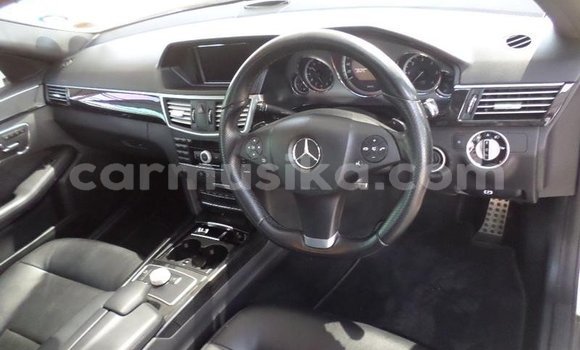 Nunua Ilio tumika Mercedes‒Benz E–Class Nyeupe Gari ndani ya Beitbridge nchini Matabeleland Kusini Nunua Ilio tumika Mercedes‒Benz E–Class Nyeupe Gari ndani ya Beitbridge nchini Matabeleland Kusini