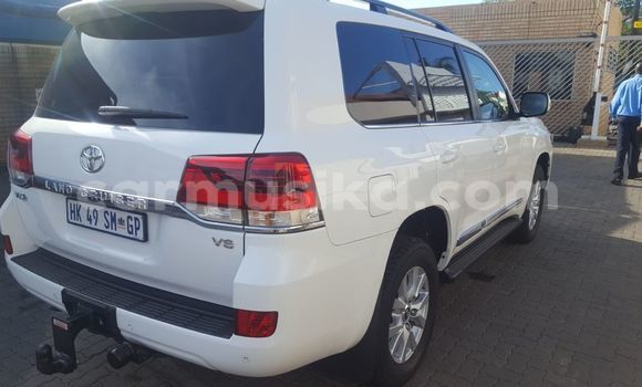 Buy Used Toyota Land Cruiser Prado White Car in Beitbridge in Matabeleland South Buy Used Toyota Land Cruiser Prado White Car in Beitbridge in Matabeleland South